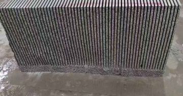 三亚芝麻白毛板荒料切割